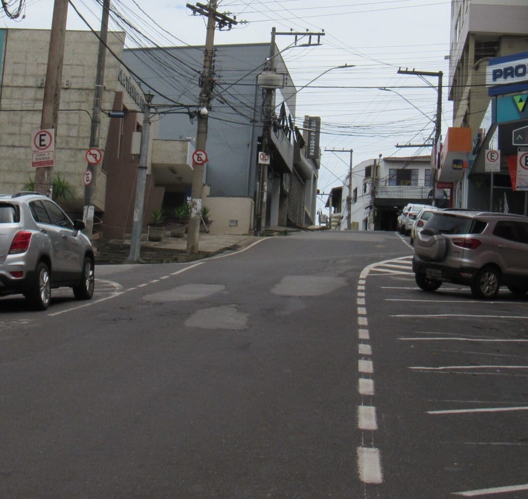 Rua Doutor Sizenando de Barros passa por manutenção na rede de esgoto