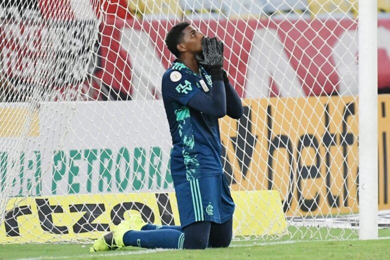 Flamengo é campeão, mas Hugo Souza insiste em pedir desculpas. Isso é normal?