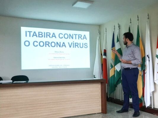 A mineradora Anglo American, com uma de suas sedes na cidade de Conceição de Mato Dentro (170 km de Itabira) apresentou na tarde desta quinta-feira (28) o resultado dos cálculos da Participação nos Lucros e Resultados de seus funcionários. Bruno Gomes, diretor do Metabase Itabira e membro da Comissão de PLR da empresa, esclareceu os cálculos para o resultado: “Tivemos uma pequena perda na produção de “pellet feed” (fino do minério de ferro). A previsão era uma produção de 24,3 milhões de toneladas, mas infelizmente, a marca ficou em 24,1 milhões de toneladas. A boa notícia é que houve uma boa recuperação no custo unitário de produção, promovendo uma melhora no resultado em relação ao mês de novembro”. Bruno alertou sobre a nota no quesito “gratificação de segurança”: “Uma outra baixa foi a nota: zero. Este resultado possivelmente vai retirar do bolso dos trabalhadores algo em torno de 0,7 salários. Em tempos de crise financeira, devido a pandemia, não é um bom negócio, infelizmente, nem tudo são flores”. Ele continuou: “A PLR para os funcionários será de 3,322 salários. A empresa concedeu adiantamento de um salário a cada trabalhador no mês de julho do ano passado, já é tradicional esta ação. Por causa dos tempos difíceis devido a pandemia, solicitamos a empresa que não descontasse este adiantamento, mas, infelizmente, a empresa não se sensibilizou à causa e manterá o desconto”, finalizou Bruno Gomes, Diretor de Comunicação do Metabase. André Viana, presidente do Sindicato confessou que não era o esperado: “A nota zero no item “segurança” foi crucial para o resultado. Alguns acidentes e afastamentos aconteceram e realmente atrapalhou” e salientou: Apesar de termos um representante na Comissão de PLR da Anglo, o sindicato é totalmente contrário a este modelo. Ele tolhe a vontade do trabalhador em aprovar ou não o modelo de PLR. A assembleia com os guerreiros seria o correto, a forma democrática de decisão. Mas a empresa insiste neste modelo arcaico e reprovável em todos os sentidos. Acredito que o trabalhador é que escolhe o que é melhor para categoria e ponto final”, finalizou o presidente. SAIBA MAIS A empresa irá pagar a PLR dia 29 de março. O salário-base será do mês de dezembro/20. A empresa emprega cerca de 2.000 trabalhadores, sendo 500 trabalhadores itabiranos e 300 em empresas terceirizadas. Cerca de R$15 milhões devem ser pagos e R$4 milhões injetados na economia Itabirana.