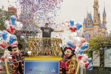 Campeão do Super Bowl comemora título na Disney World