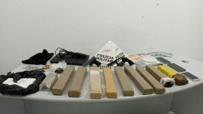 pm-apreende-revolver-barras-de-maconha-e-cocaina-em-itabira