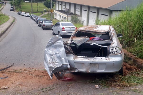 escort-sem-freio-capota-apos-bater-em-carro-estacionado