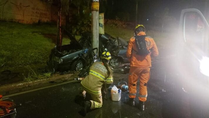 duas-pessoas-morrem-apos-carro-colidir-contra-um-poste