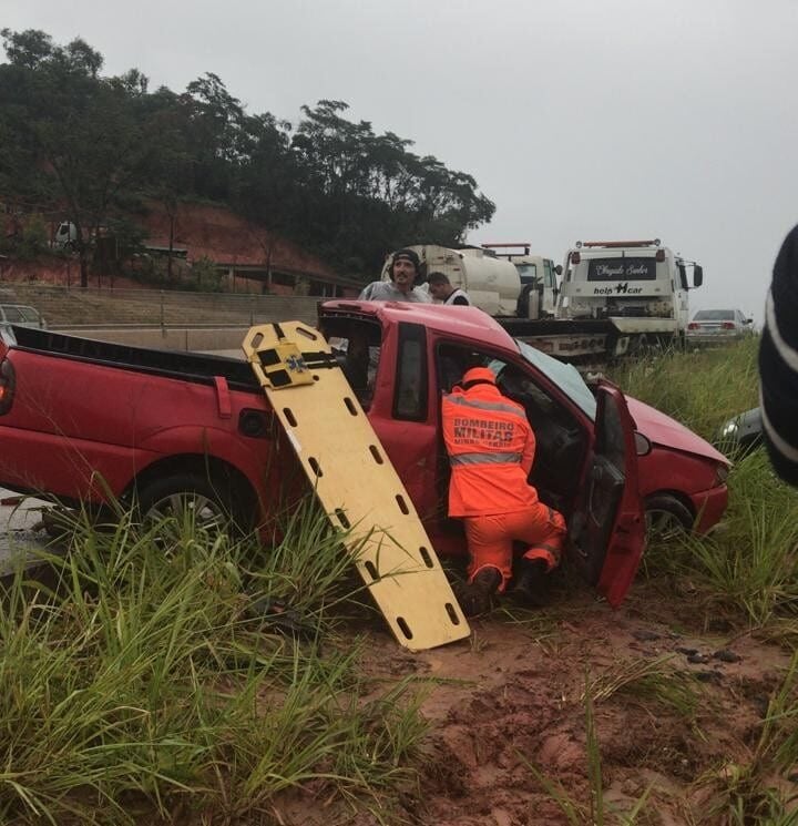 Homem morre e mulher fica ferida em acidente na BR-381