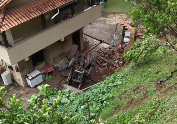 operador-morre-apos-tombar-retroescavadeira-em-ribanceira