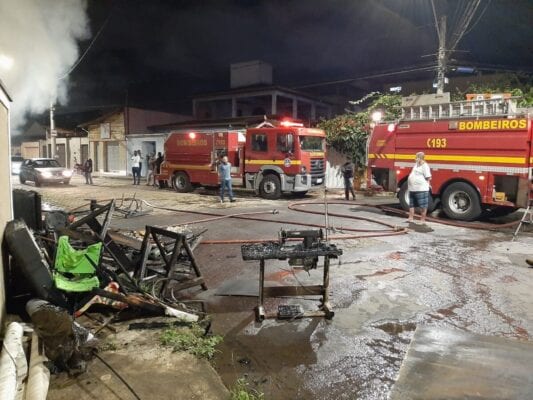 capotaria-pega-fogo-no-bairro-caminho-novo-em-itabira-veja-o-video