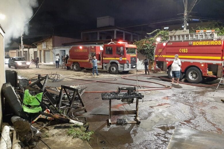 Capotaria pega fogo no bairro Caminho Novo em Itabira; Veja o vídeo