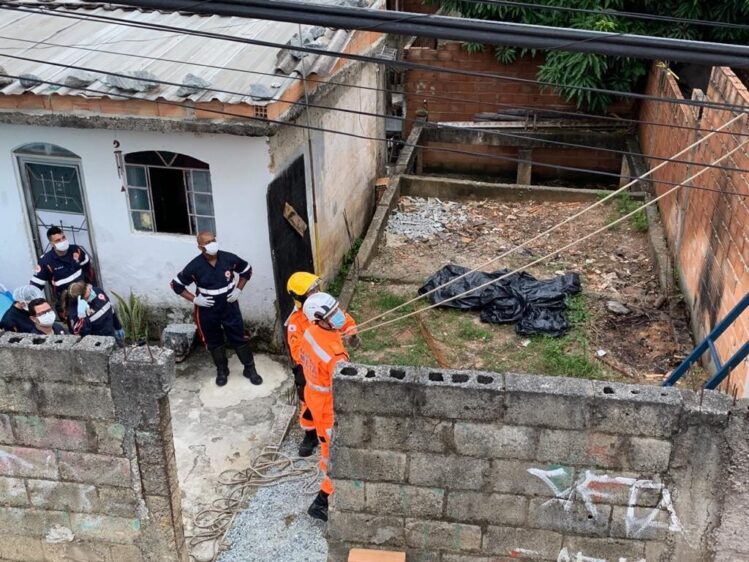 Homem morre eletrocutado ao esbarrar estrutura metálica na rede elétrica