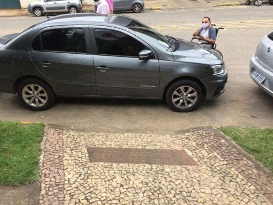 Veículos estacionados em frente à rampa de acesso para deficientes na Câmara de Monlevade causa transtornos