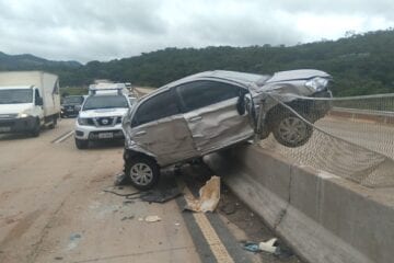 Carreta causa engavetamento na BR-381 em Bom Jesus do Amparo
