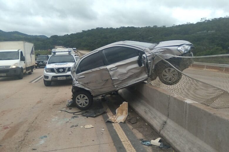 Carreta causa engavetamento na BR-381 em Bom Jesus do Amparo