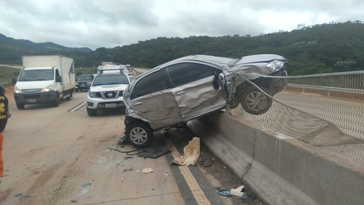 Carreta causa engavetamento na BR-381 em Bom Jesus do Amparo