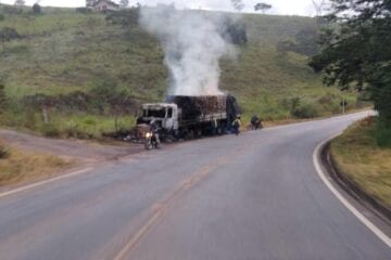 Carreta pega fogo na MG-120; veja vídeo