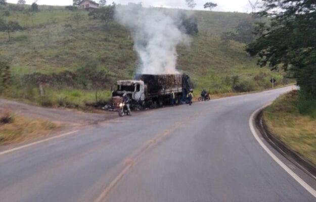 Carreta pega fogo na MG-120
