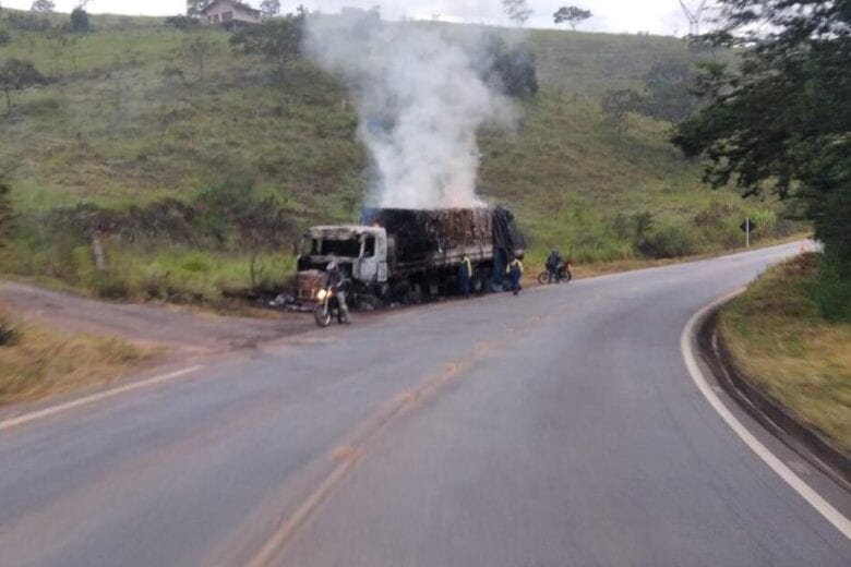 Carreta pega fogo na MG-120; veja vídeo