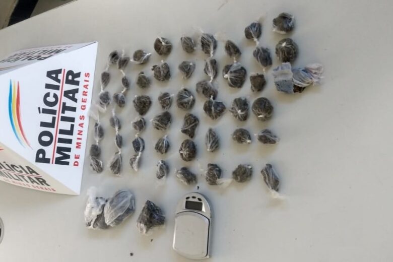 PM apreende mais de 50 buchas de maconha no Jardim das Oliveiras