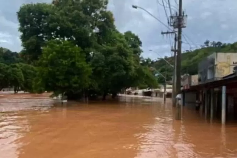 Chuva causa destruição e desabamento de residências em Santa Maria de Itabira