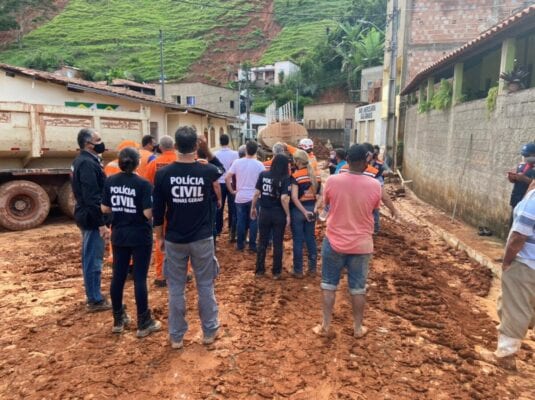 Peritos da Polícia Civil apuram causas da tragédia em Santa Maria