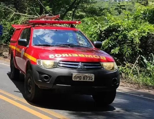 Bombeiros procuram homem que desapareceu no rio em Ferros