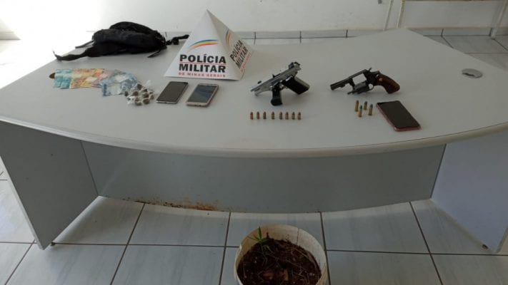 operacao-da-pm-resulta-em-apreensao-de-armas-e-drogas-em-itabira
