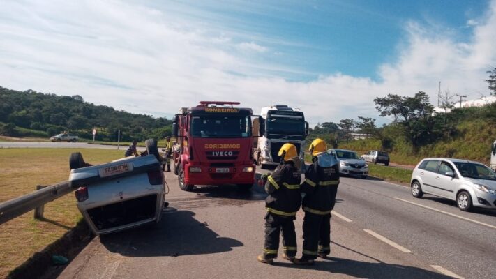 fiat-uno-capota-com-cinco-pessoas-na-br-040-em-ribeirao-das-neves