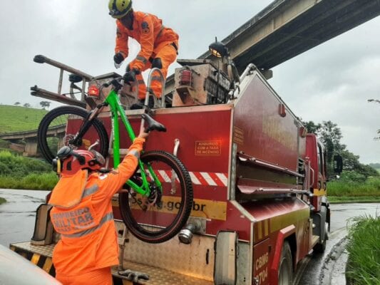 ciclista-sofre-queda-de-quase-20-metros-ao-cair-do-pontilhao-no-laboriaux
