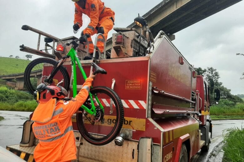 Ciclista sofre queda de quase 20 metros ao cair do pontilhão no Laboriaux