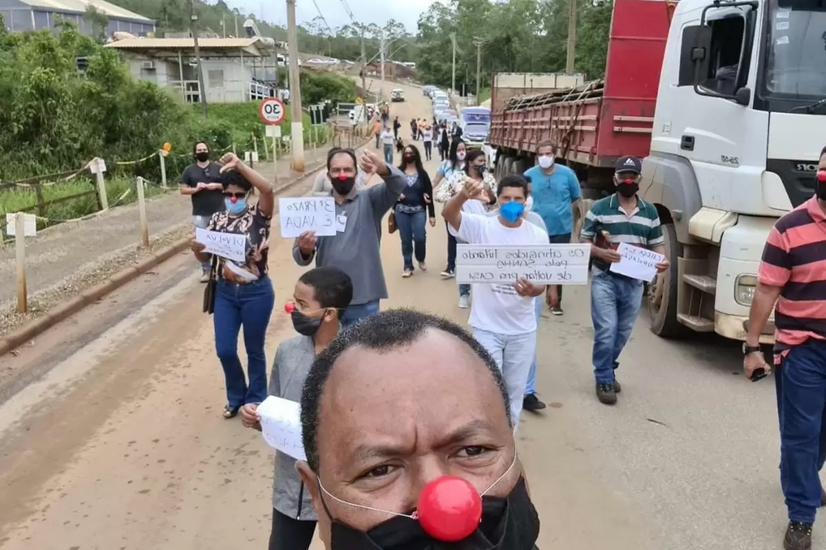 Casas não ficam prontas e moradores de Mariana protestam