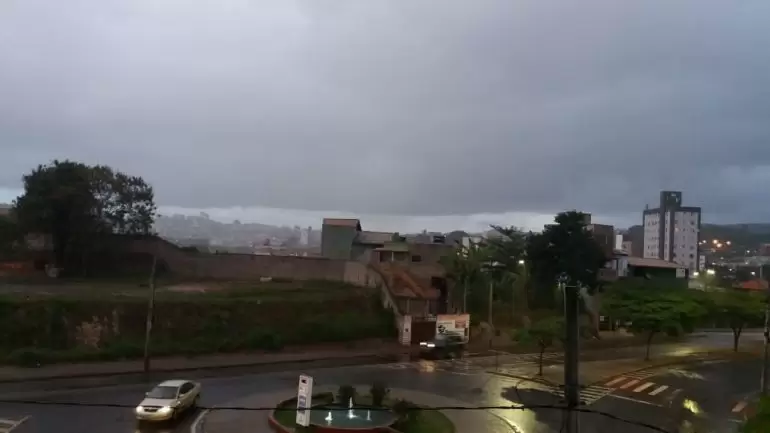 “Chuva de prata que cai sem parar…”. Confira a previsão do tempo desta sexta!