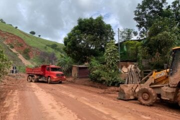 Um dos acessos a Santa Maria de Itabira, MGC-120 é tomada por lama