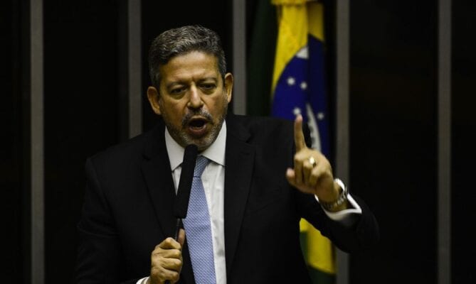 Arthur Lira cobra Guedes sobre solução para auxílio emergencial