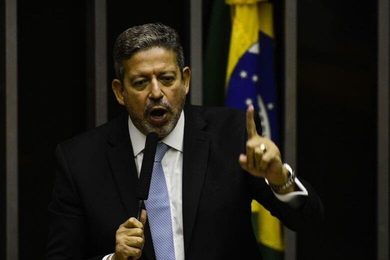 Arthur Lira cobra Guedes sobre solução para auxílio emergencial