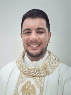 Padre Anderson celebra 10 anos de ordenação com programação de missas