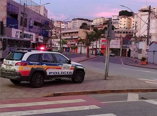 homem-se-passa-por-cliente-para-assaltar-loja-boticario-em-itabira