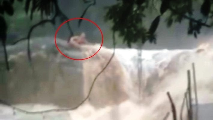 Jovem é arrastado por cabeça d' água em cachoeira; veja o vídeo