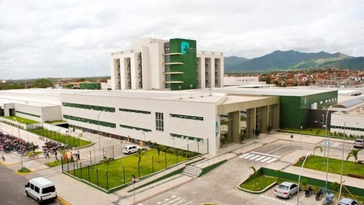 Internado na UTI Covid no Ceará, técnico de enfermagem recebe pedido de casamento