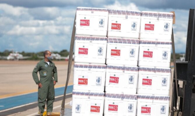 Sem carnaval, empresa doa 5 mil caixas térmicas para transporte de vacinas
