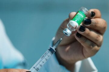 Covid: Governo compra metade das 560 milhões de doses anunciadas