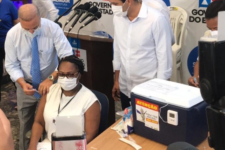 Primeira vacinada na Bahia pega Covid-19 antes da 2ª dose