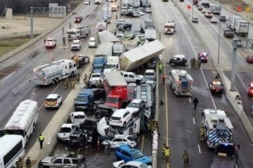 Engavetamento com 100 carros deixa 5 mortos e 36 feridos; veja imagens