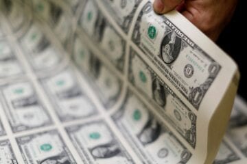 Dólar cai para R$ 5,48 e fecha no menor valor em três semanas
