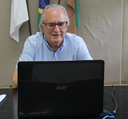 Professores da rede municipal de ensino participam de curso de formação em Monlevade