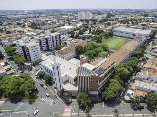 Com arma de pressão e explosivos caseiros, aluno dispara em escola