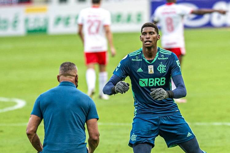 Flamengo pode negociar goleiro Hugo Souza Flamengo pode negociar goleiro Hugo Souza