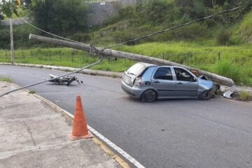 Homem bate carro em poste da avenida Li Guerra, em Itabira