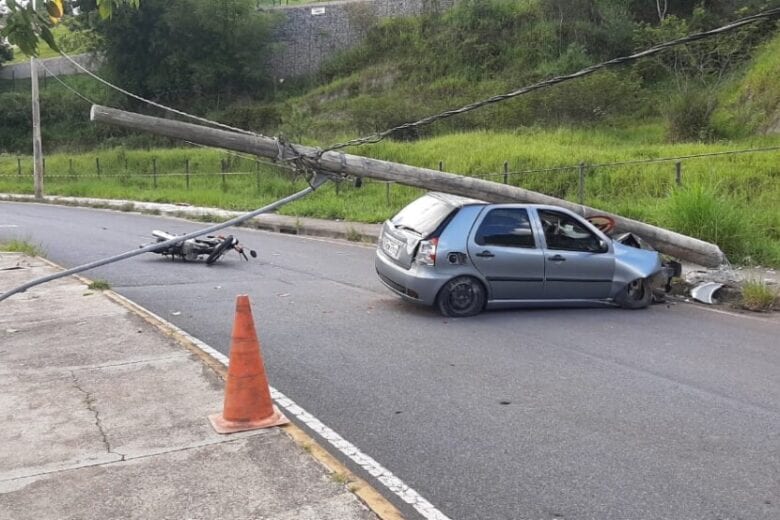 Homem bate carro em poste da avenida Li Guerra, em Itabira