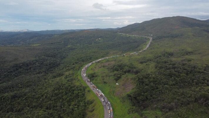 Carreta de carvão tomba na BR-381 e forma enorme engarrafamento