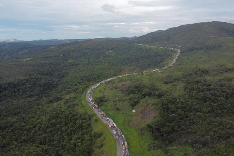 Carreta de carvão tomba na BR-381 e forma enorme engarrafamento