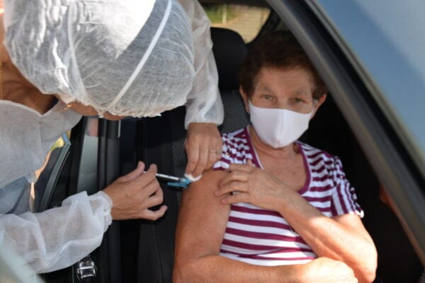 Vacinação: drive-thru contemplou idosos de 77 anos em São Gonçalo