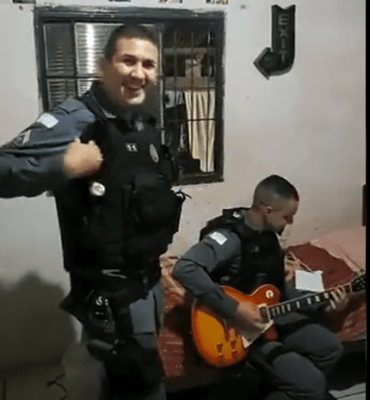 policial guitarra